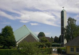 Ein Foto des Kirchengebäudes mit Kirchturm